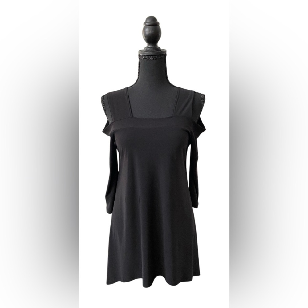 Pretty Woman: Stylish Black Cold Shoulder Top